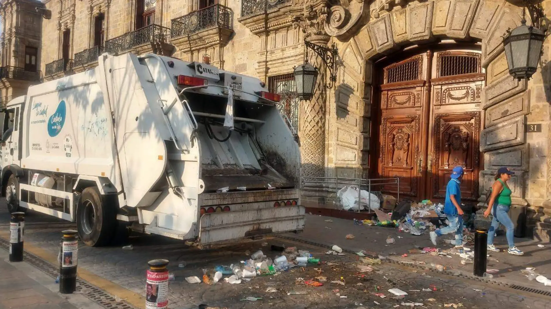 Pepenadores dejan basura afuera de Palacio de Gobierno